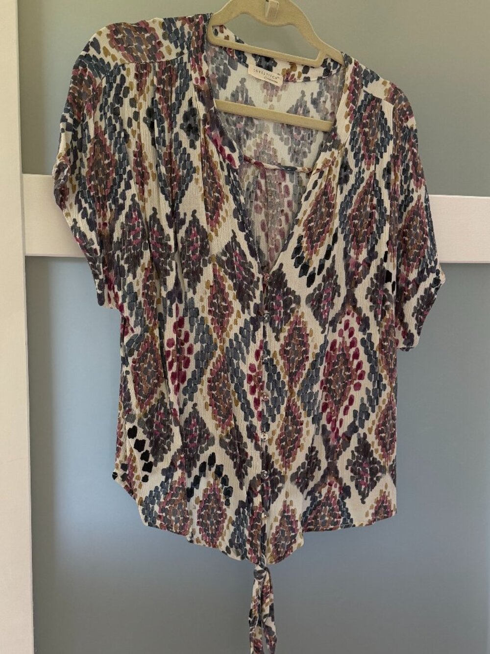 Lovestitch short-sleeve blouse with tie bottom. Size Large.